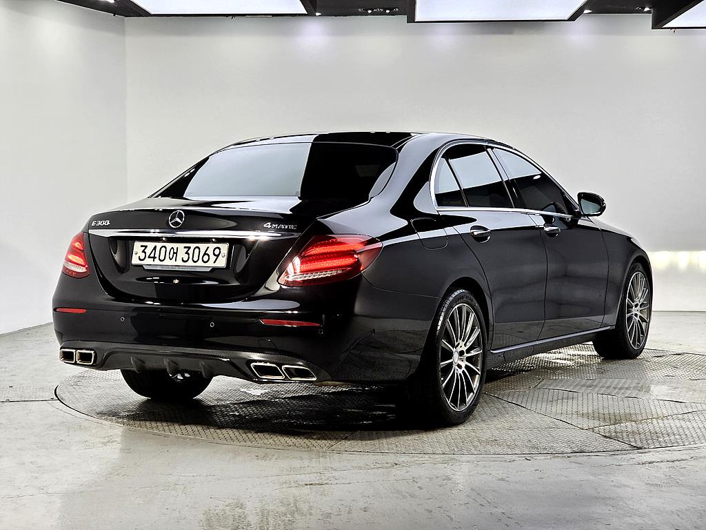 Mercedes Benz E class - Vista 4