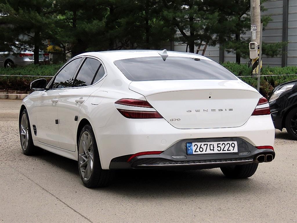 Genesis G70 - Vista 3