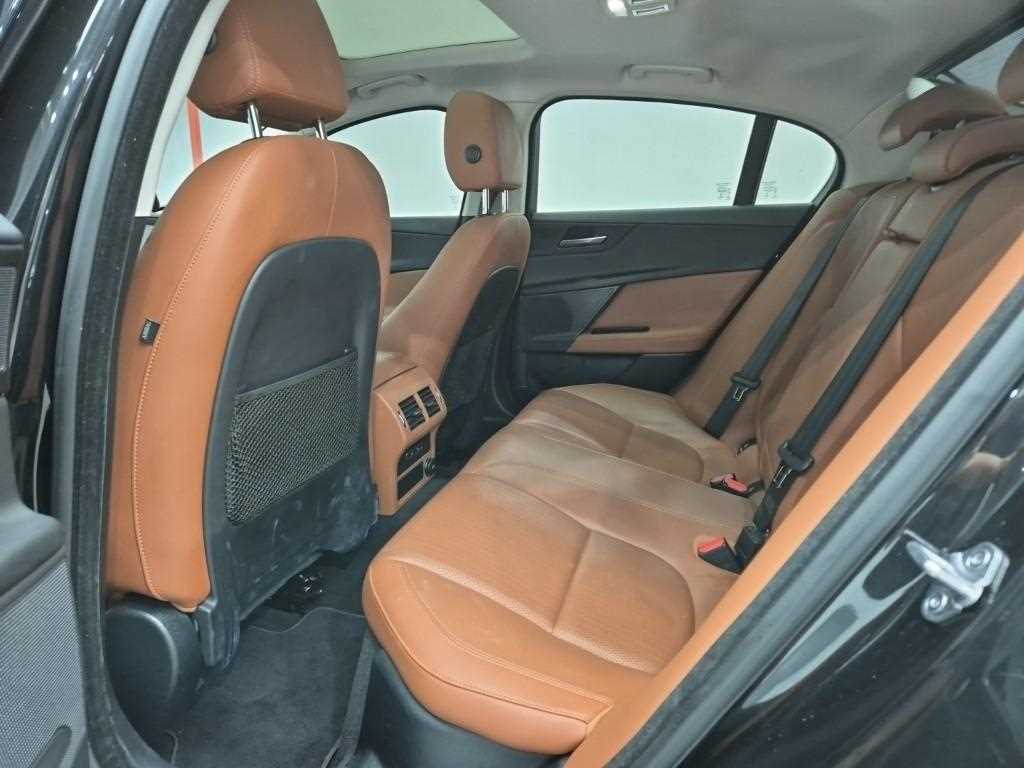 Jaguar XE - Vista 12