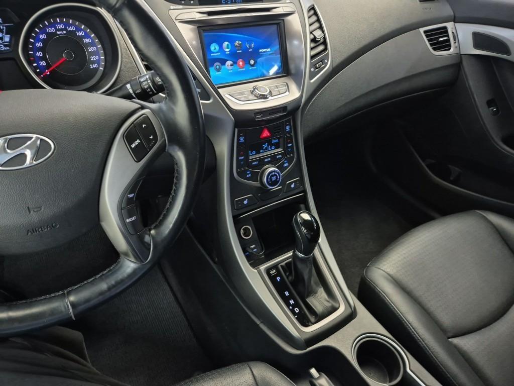 HYUNDAI Avante - Vista 10