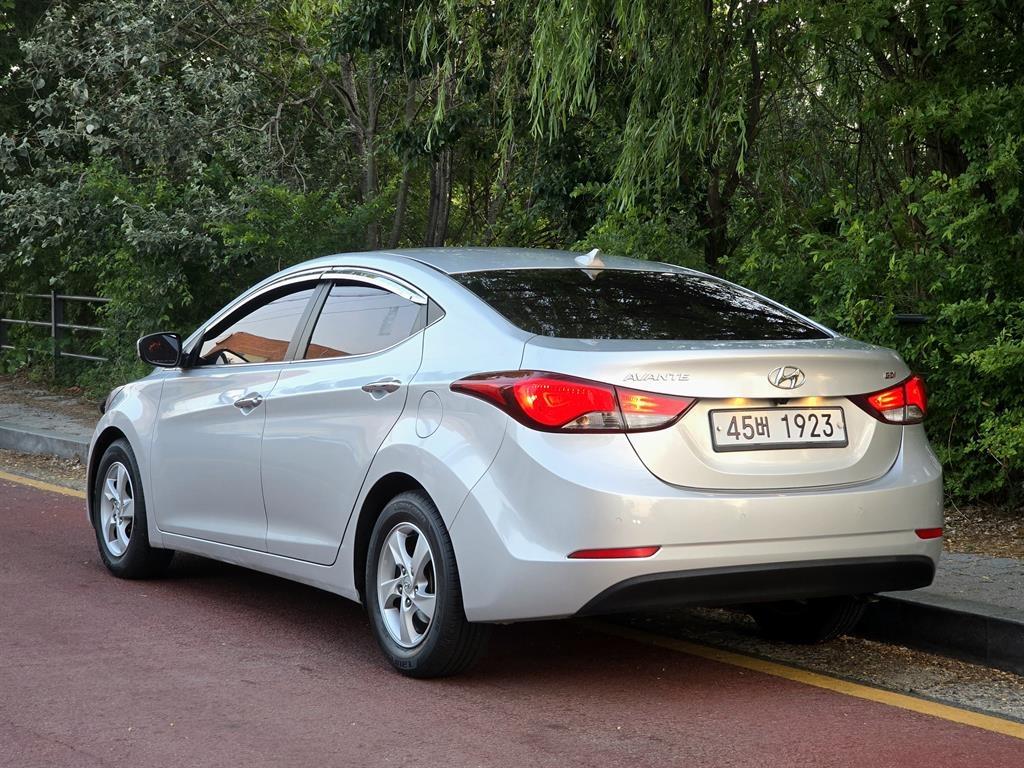 HYUNDAI Avante - Vista 3
