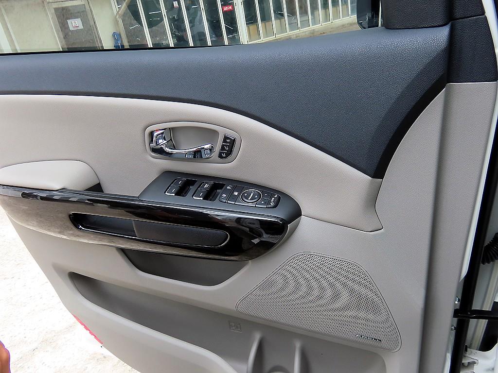 KIA Carnival - Vista 12
