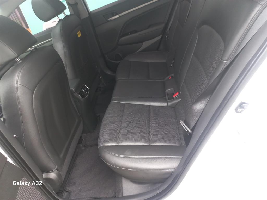 HYUNDAI Avante - Vista 12