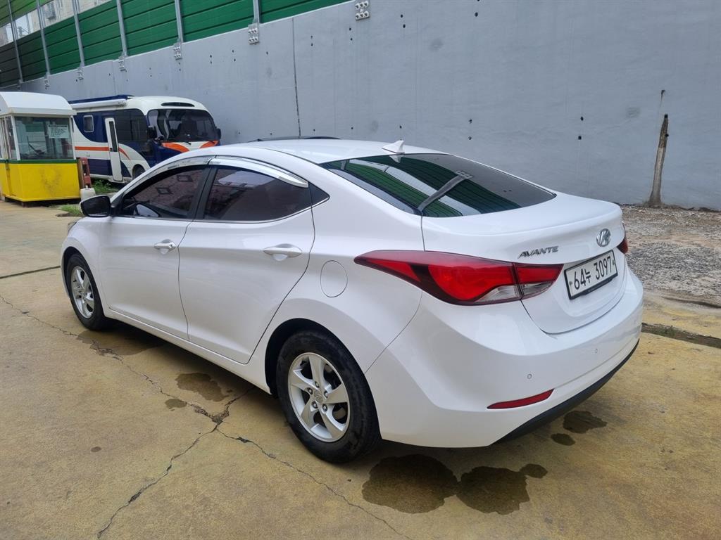 HYUNDAI Avante - Vista 4