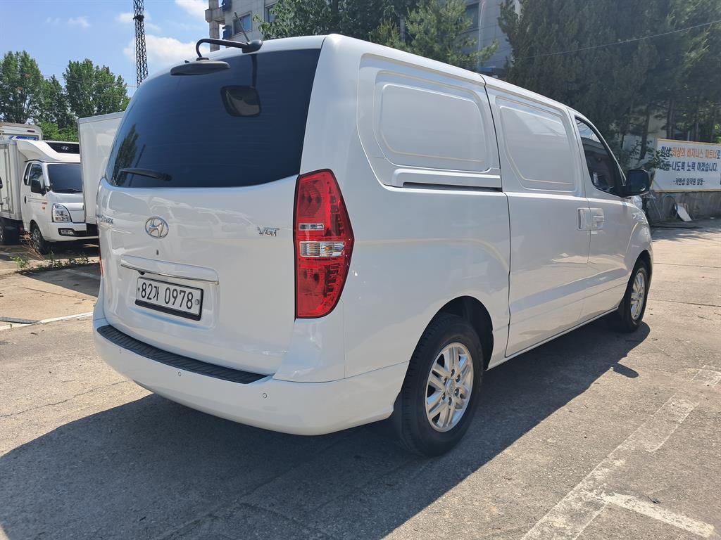 HYUNDAI Starex - Vista 3