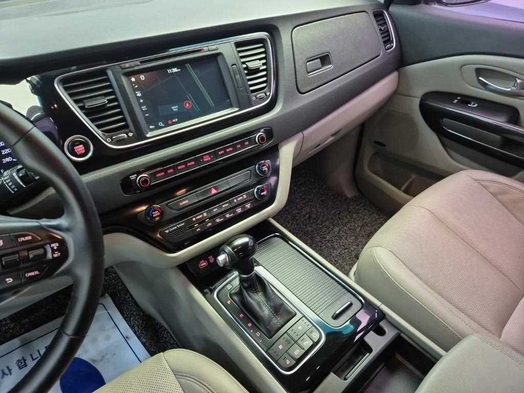 KIA Carnival - Vista 10