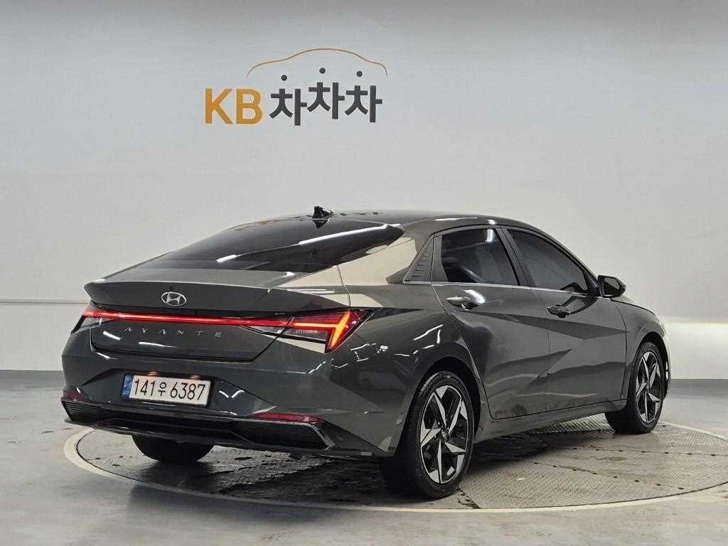 HYUNDAI Avante - Vista 3