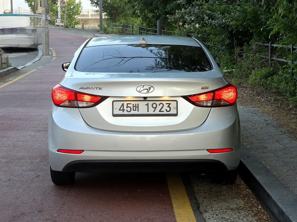 HYUNDAI Avante - Vista 4