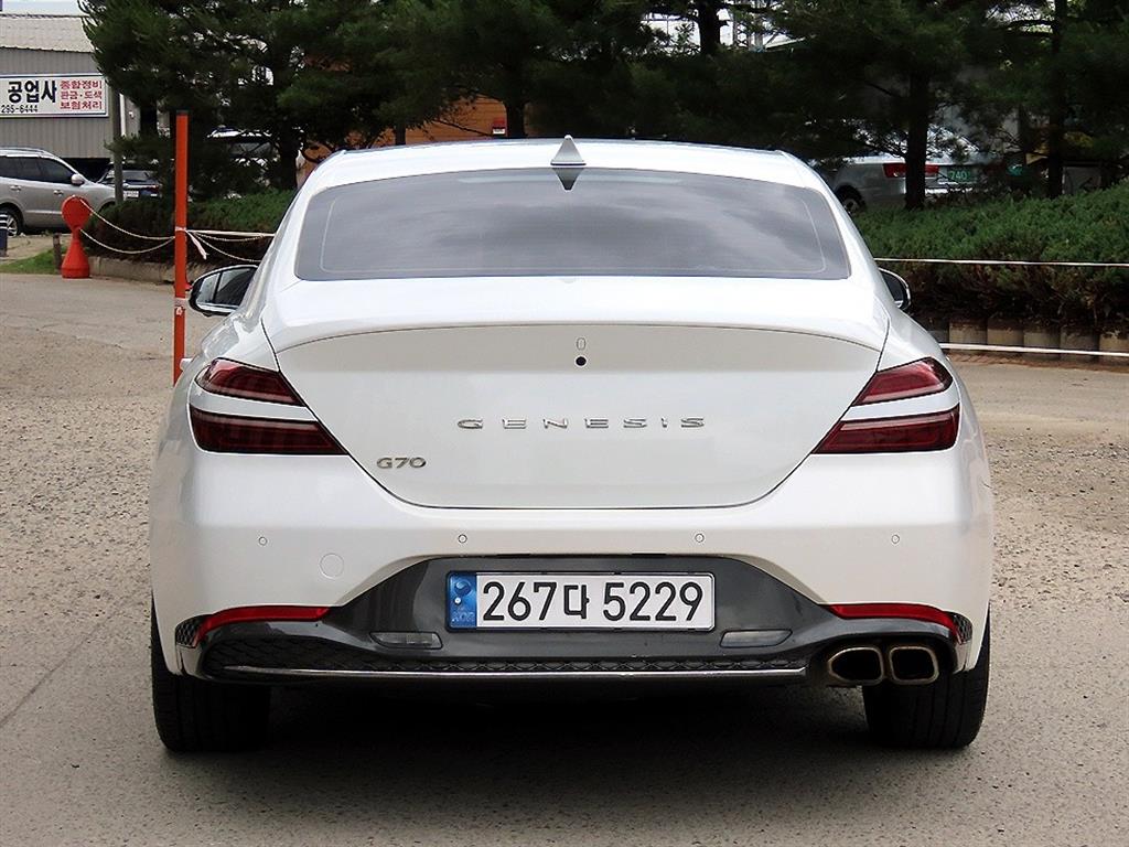 Genesis G70 - Vista 4