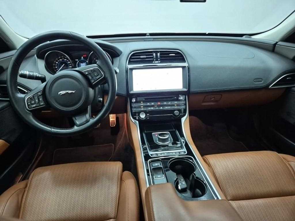 Jaguar XE - Vista 7
