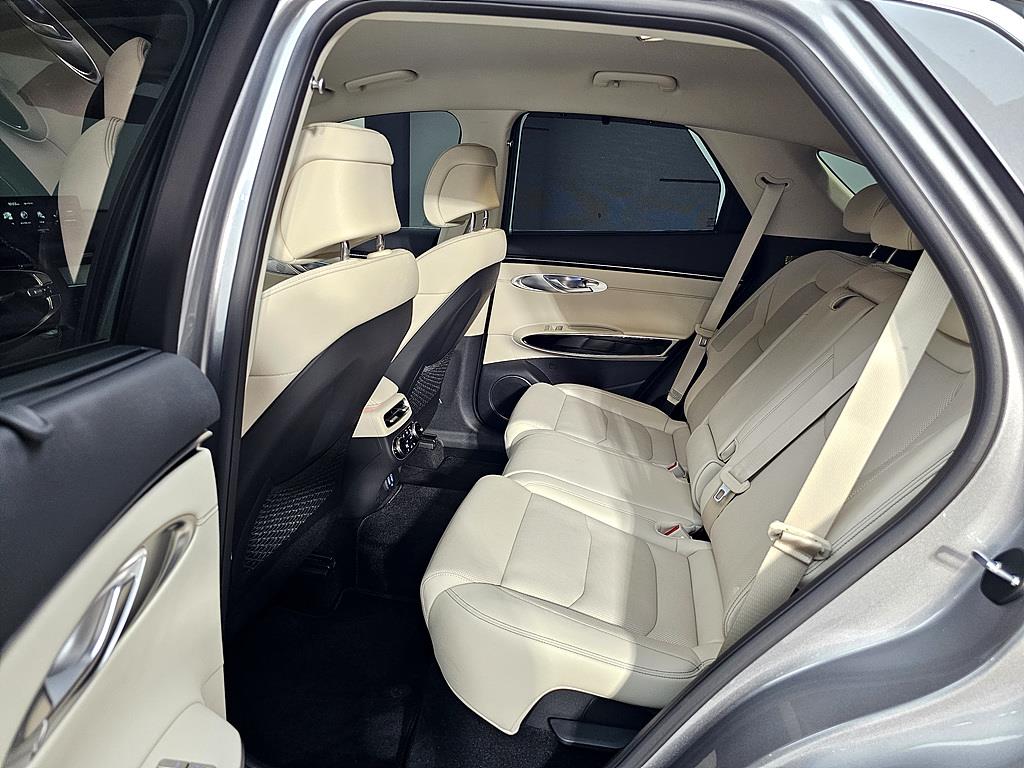 Genesis GV70 - Vista 8