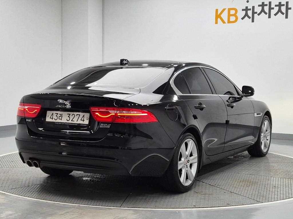 Jaguar XE - Vista 3