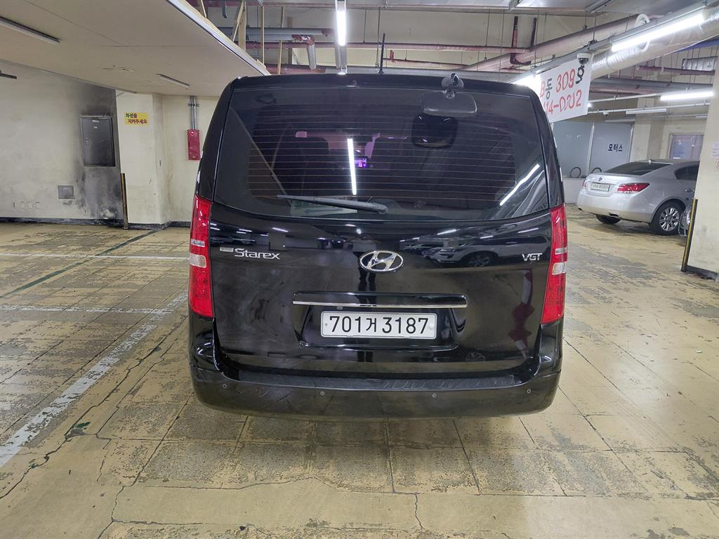 HYUNDAI Starex - Vista 5
