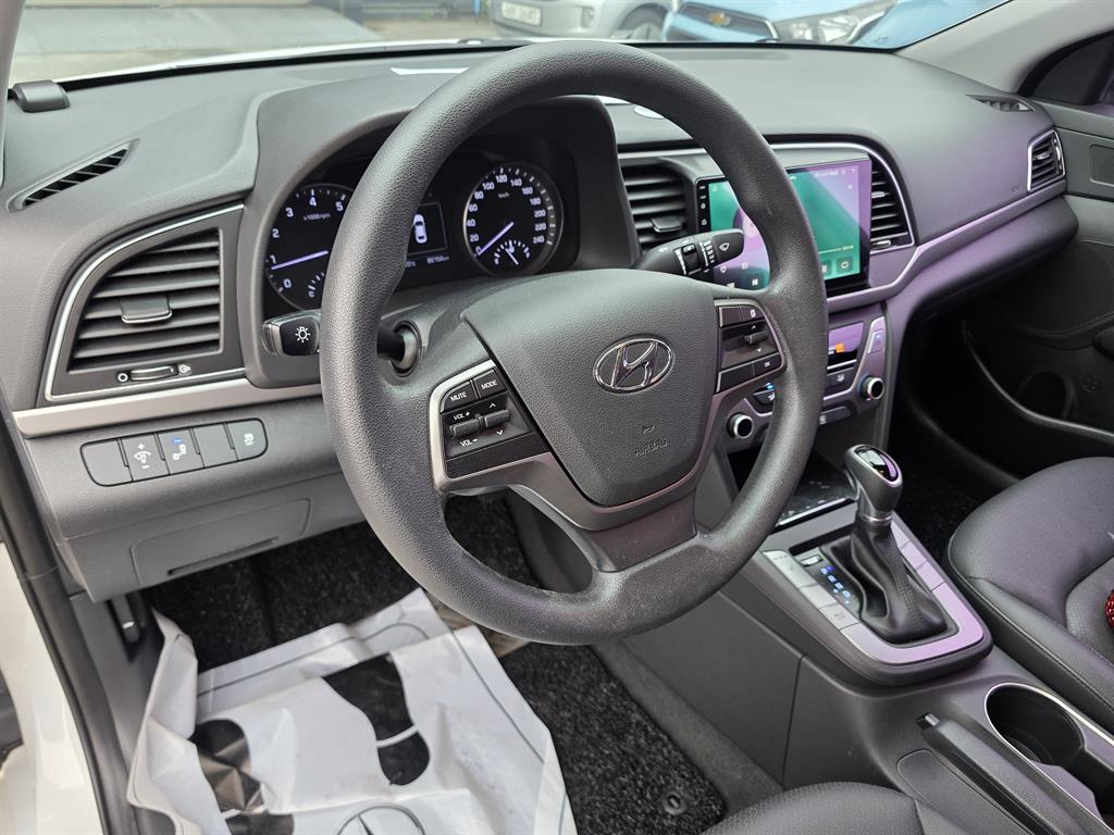HYUNDAI Avante - Vista 9