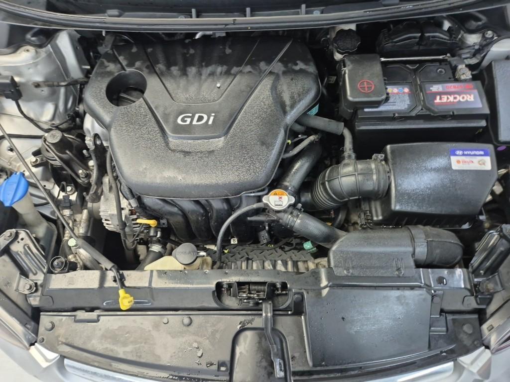 HYUNDAI Avante - Vista 5