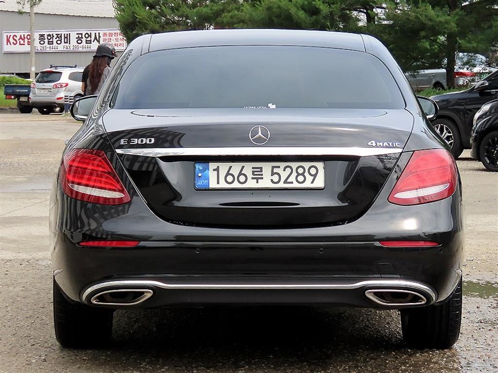 Mercedes Benz E class - Vista 4