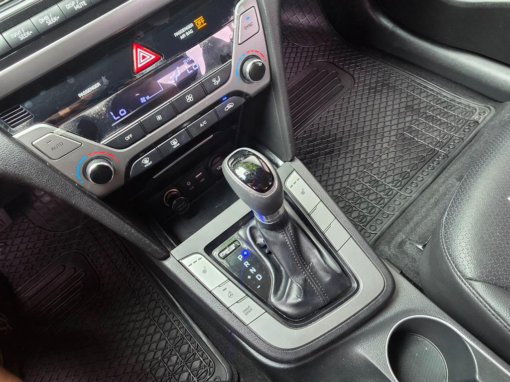 HYUNDAI Avante - Vista 9