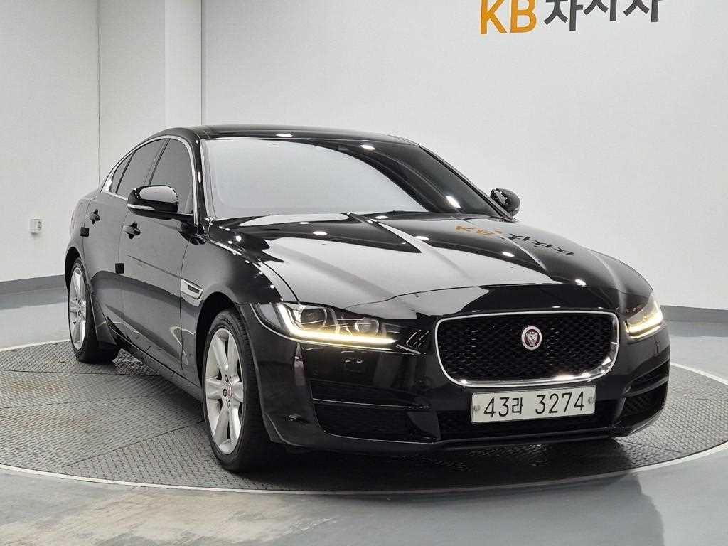 Jaguar XE - Vista 4