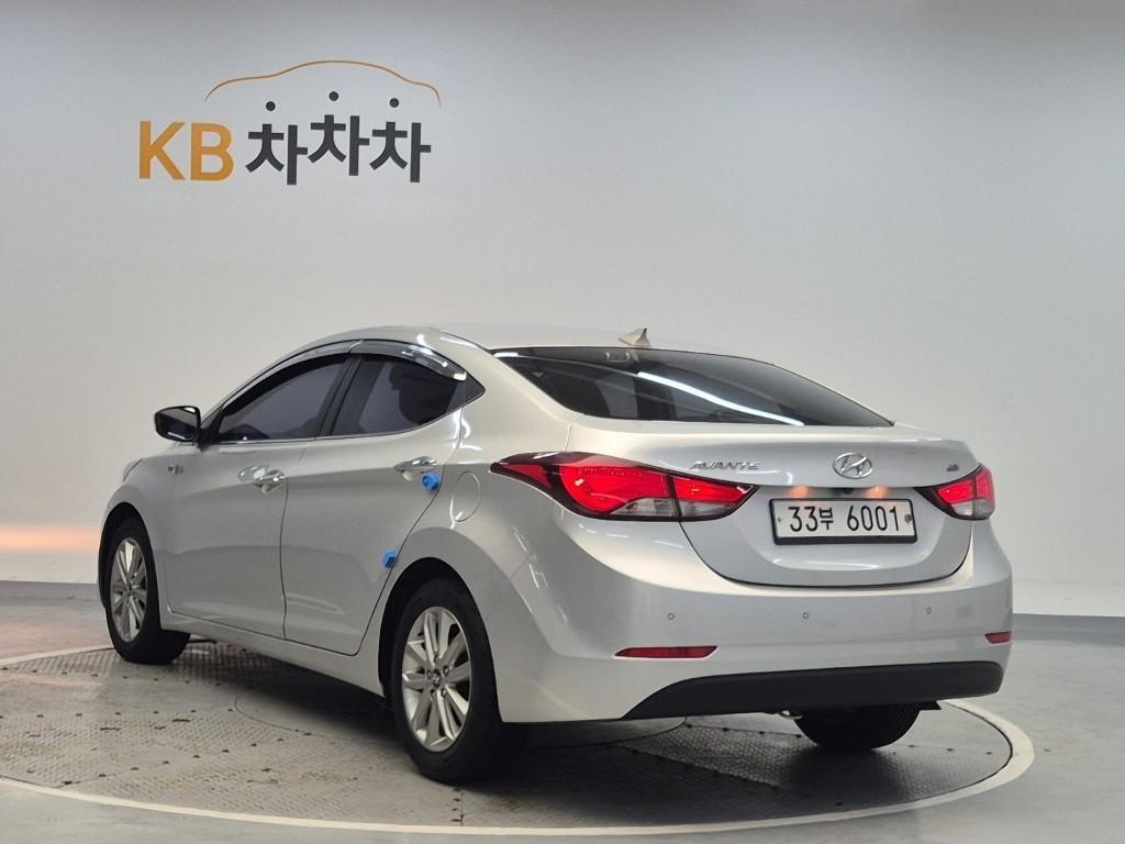 HYUNDAI Avante - Vista 2