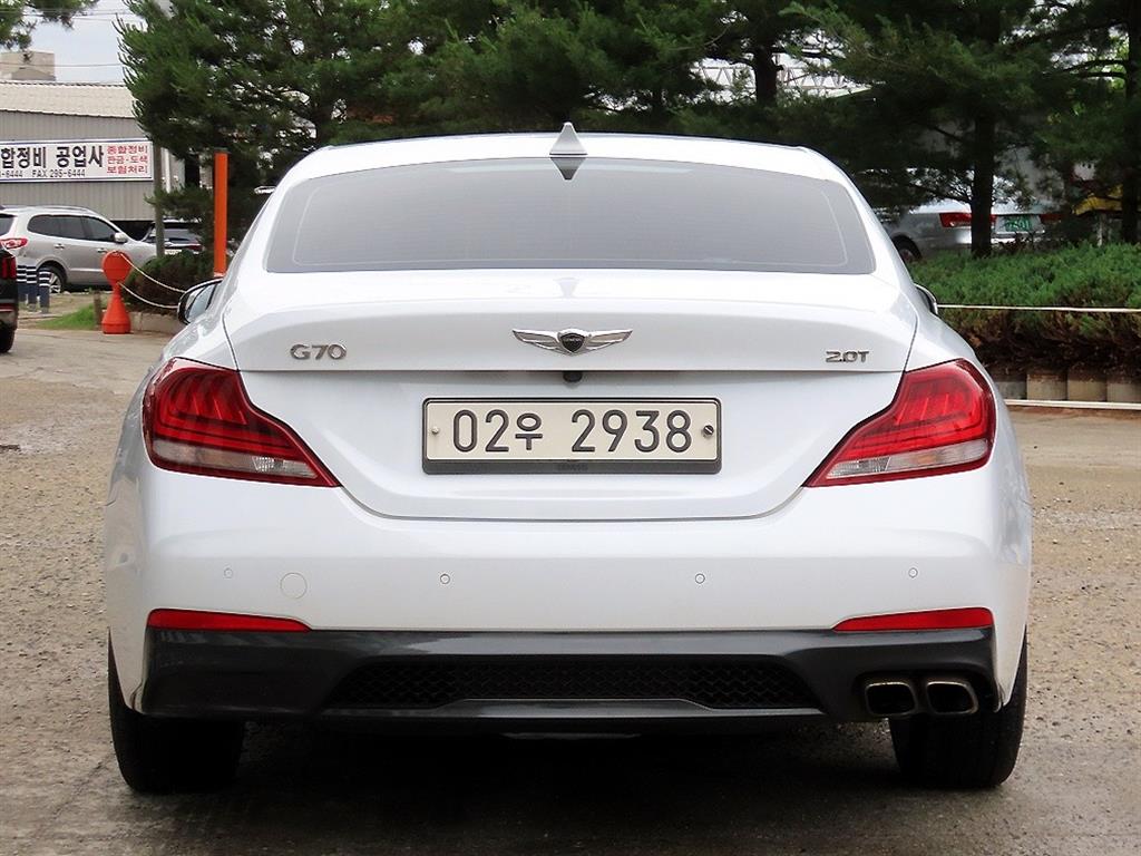 Genesis G70 - Vista 4