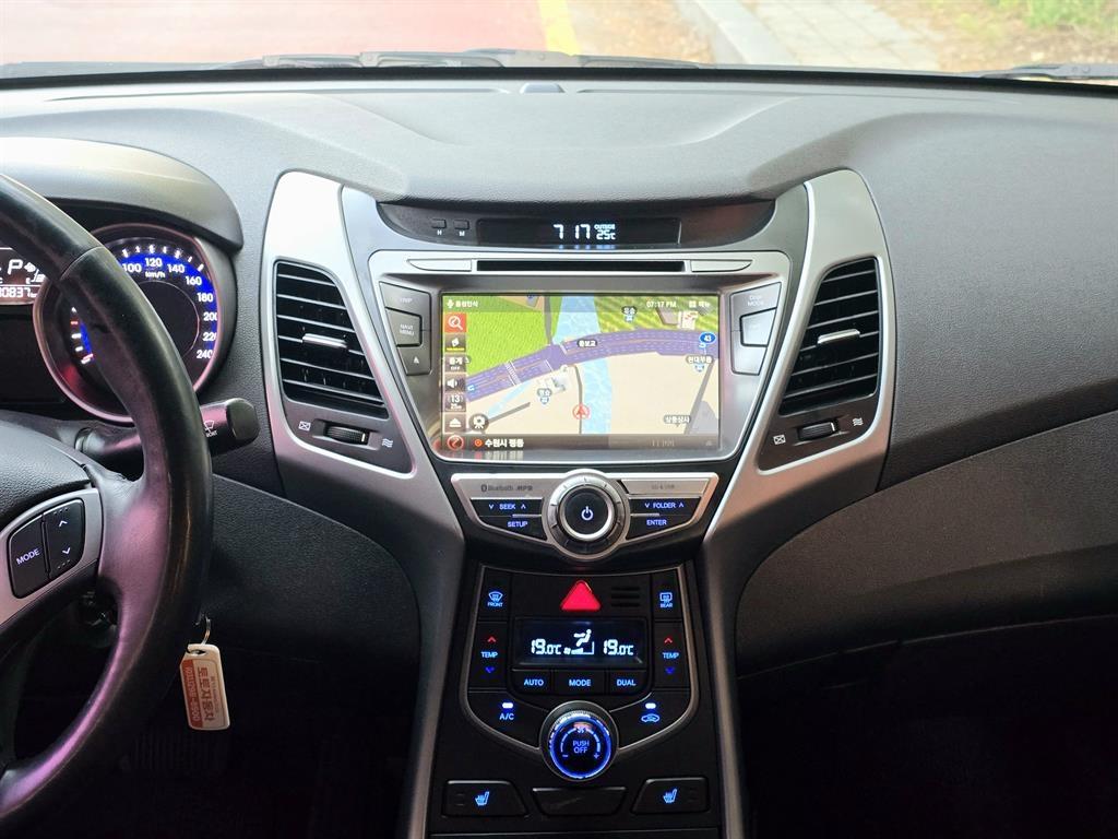 HYUNDAI Avante - Vista 12