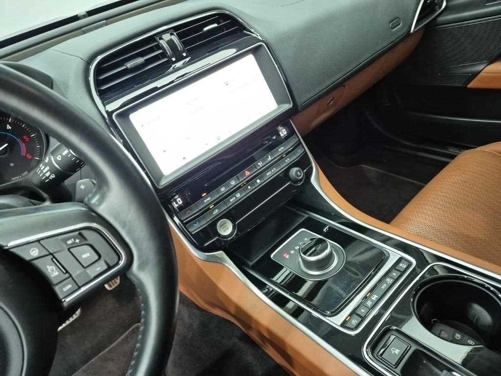 Jaguar XE - Vista 10