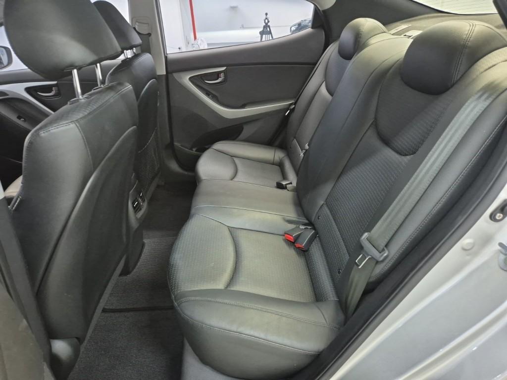 HYUNDAI Avante - Vista 12