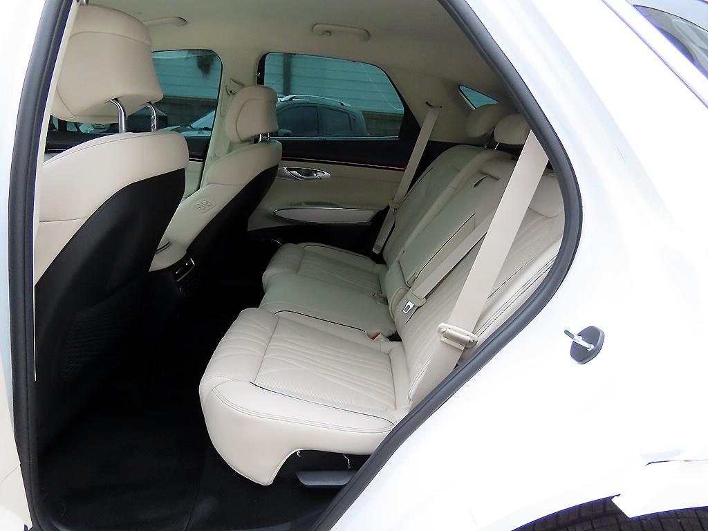 Genesis GV70 - Vista 6