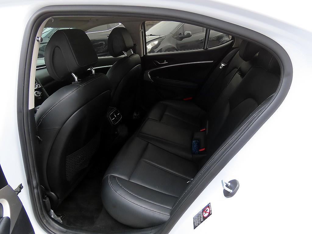 Genesis G70 - Vista 6