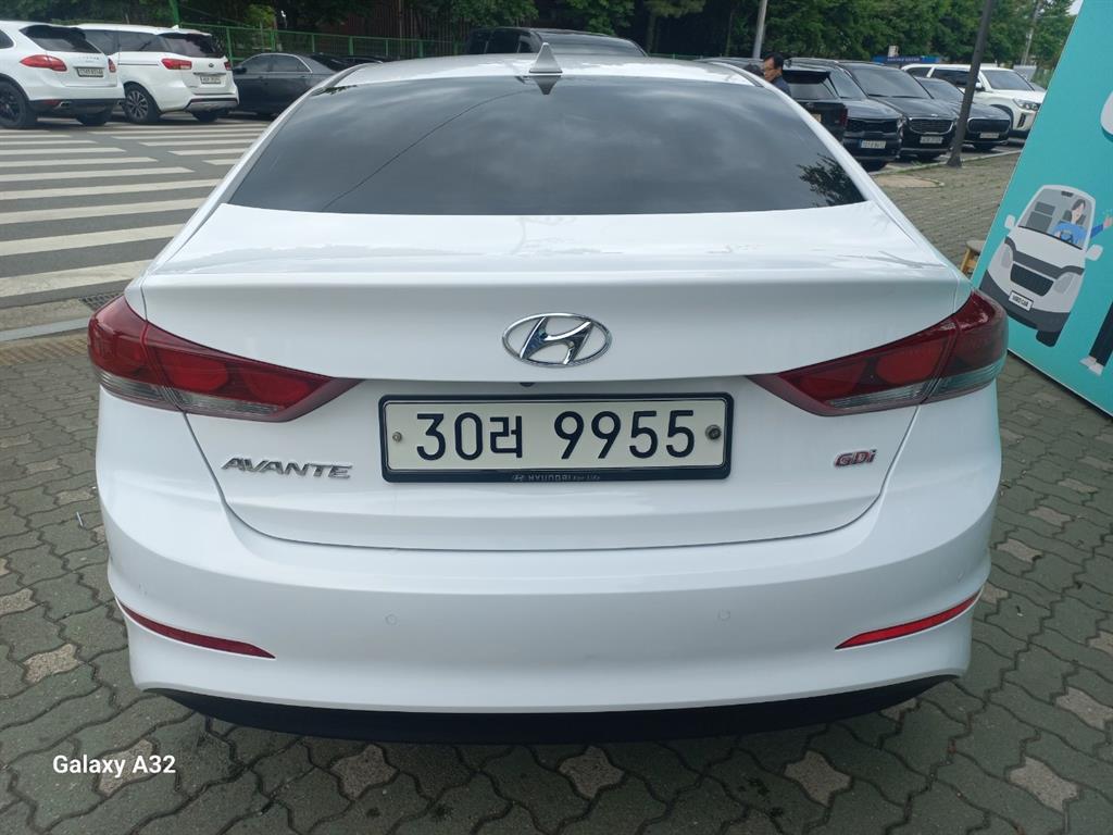 HYUNDAI Avante - Vista 3