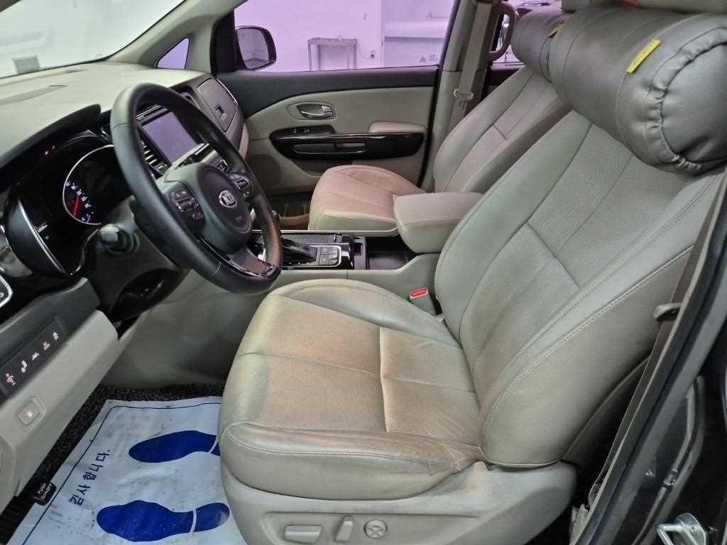 KIA Carnival - Vista 11