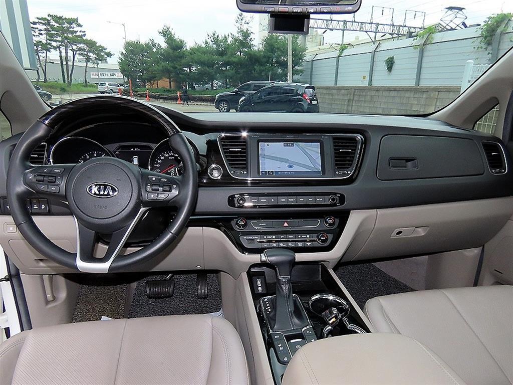 KIA Carnival - Vista 8