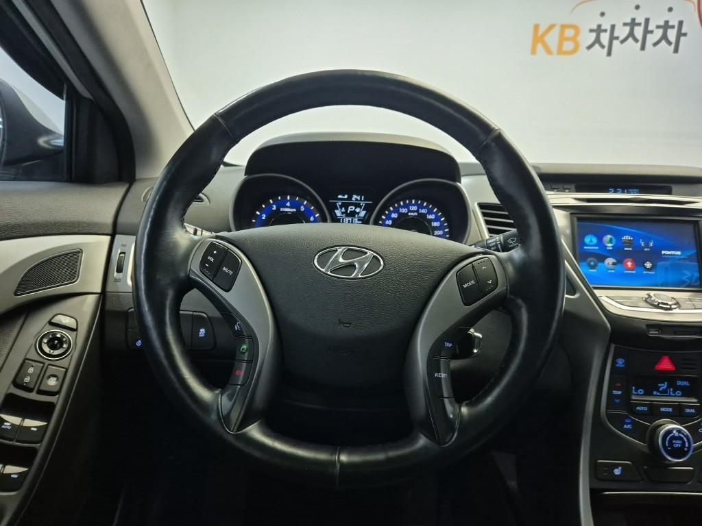 HYUNDAI Avante - Vista 9
