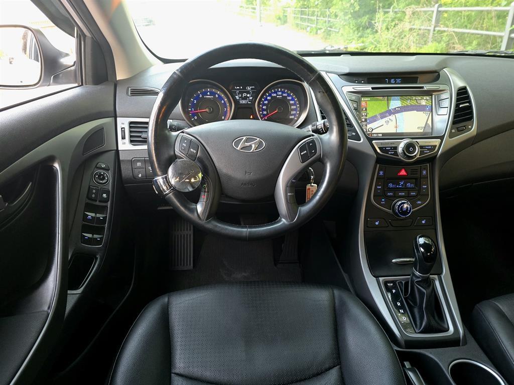 HYUNDAI Avante - Vista 11