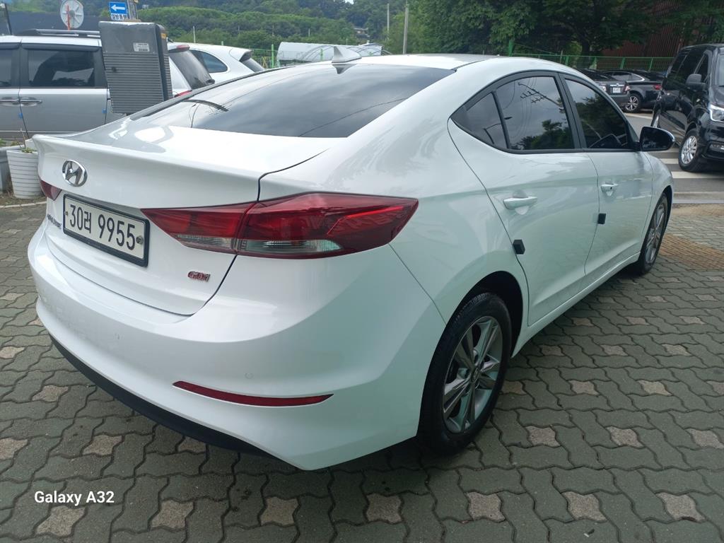 HYUNDAI Avante - Vista 4