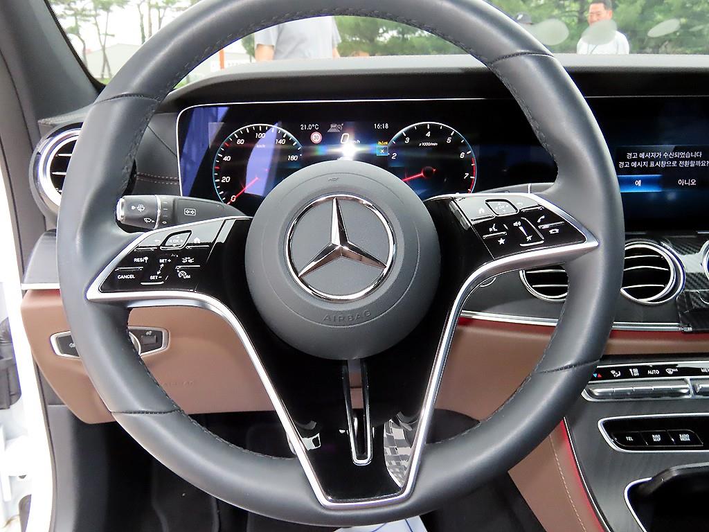 Mercedes Benz E class - Vista 8