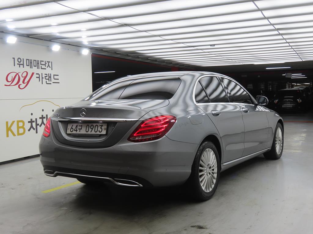 Mercedes Benz C Class - Vista 4