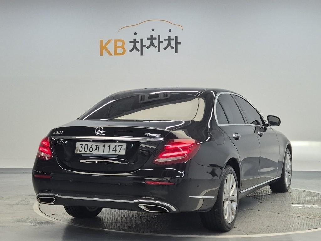 Mercedes Benz E class - Vista 3