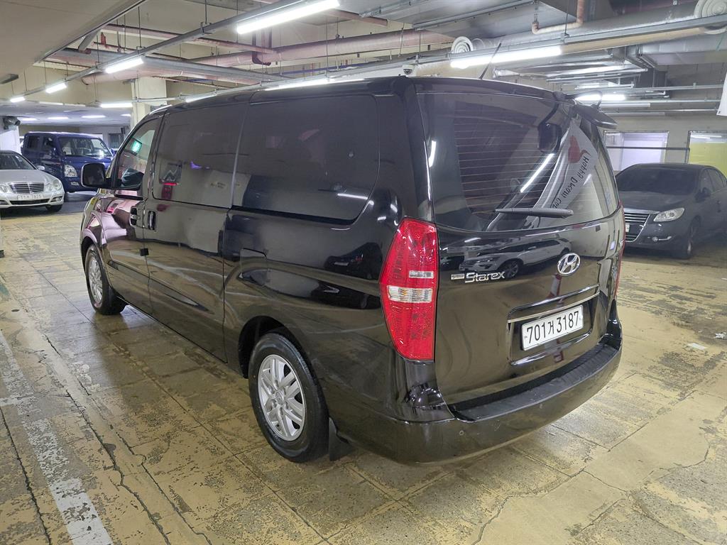HYUNDAI Starex - Vista 6