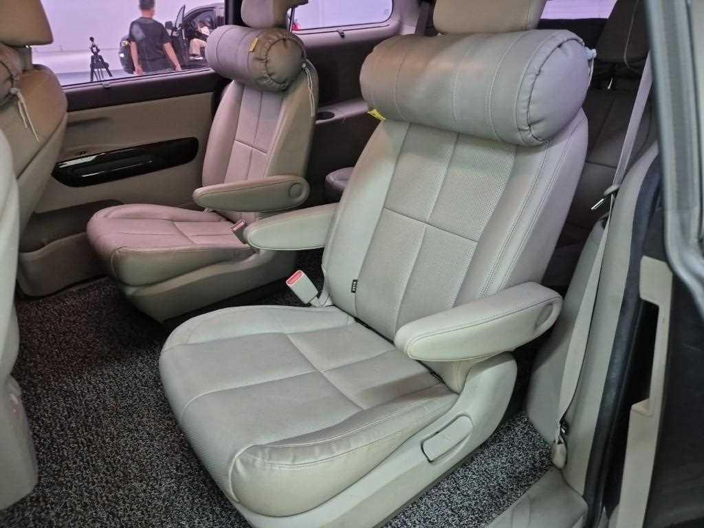 KIA Carnival - Vista 12