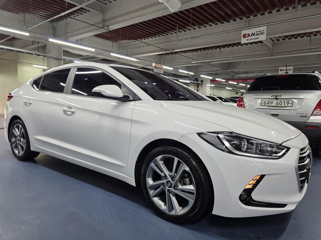 HYUNDAI Avante - Vista 3