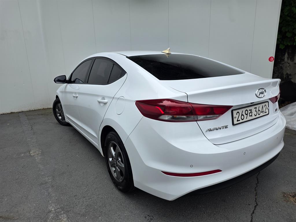 HYUNDAI Avante - Vista 4