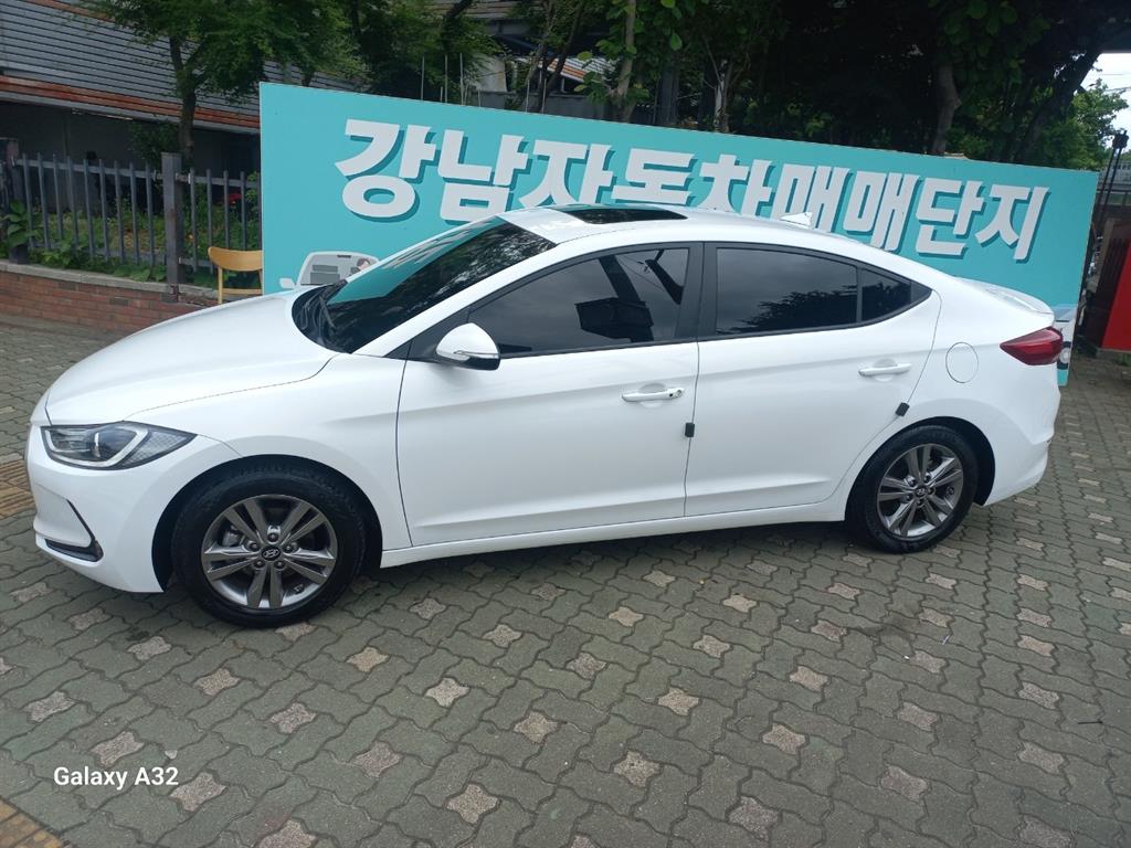 HYUNDAI Avante - Vista 5
