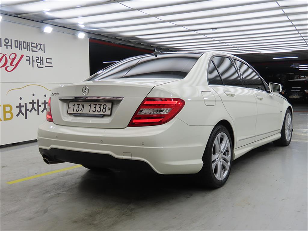 Mercedes Benz C Class - Vista 4
