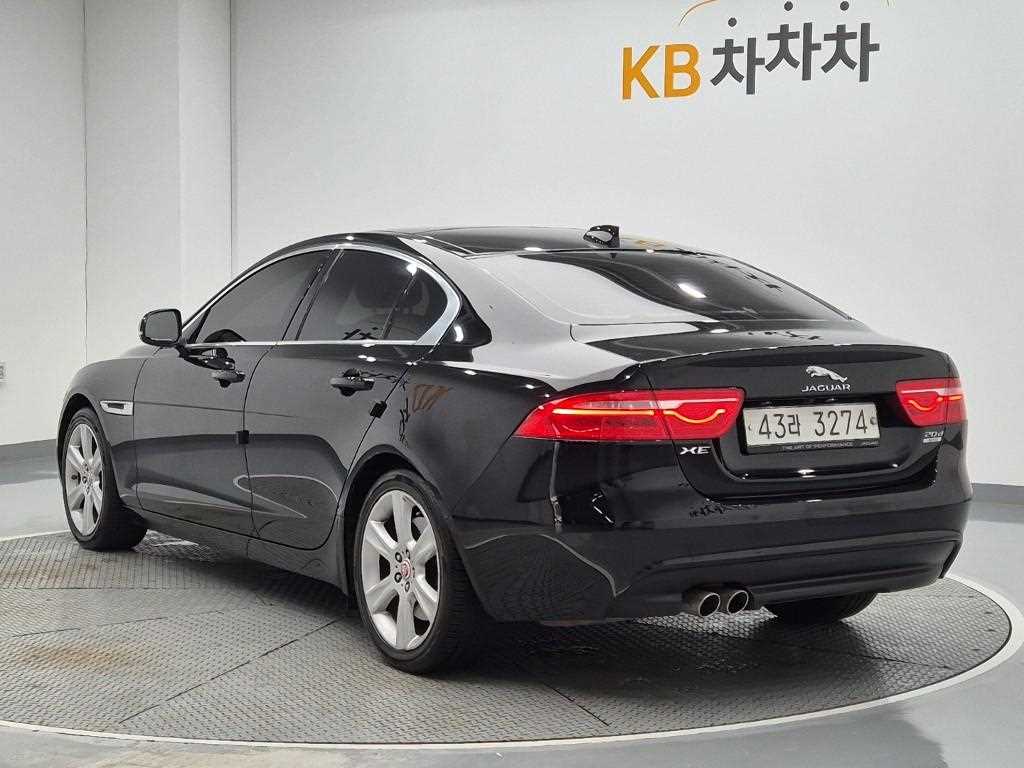 Jaguar XE - Vista 2