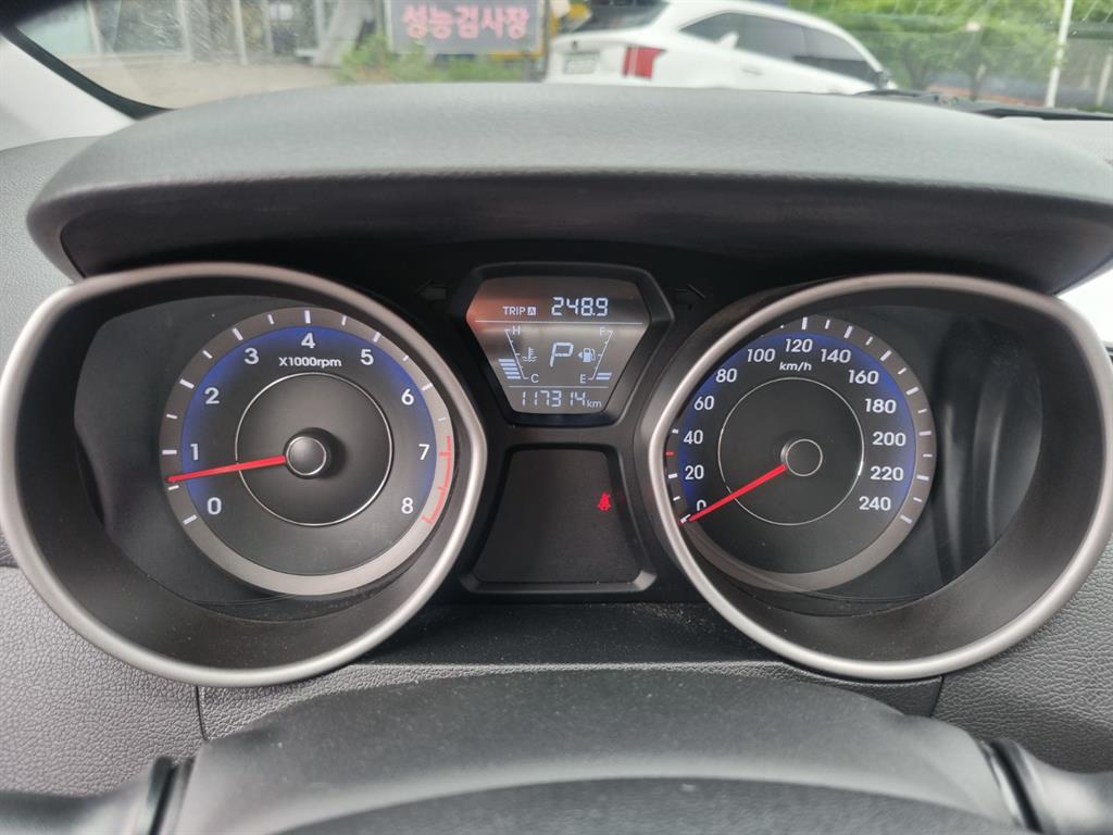 HYUNDAI Avante - Vista 7