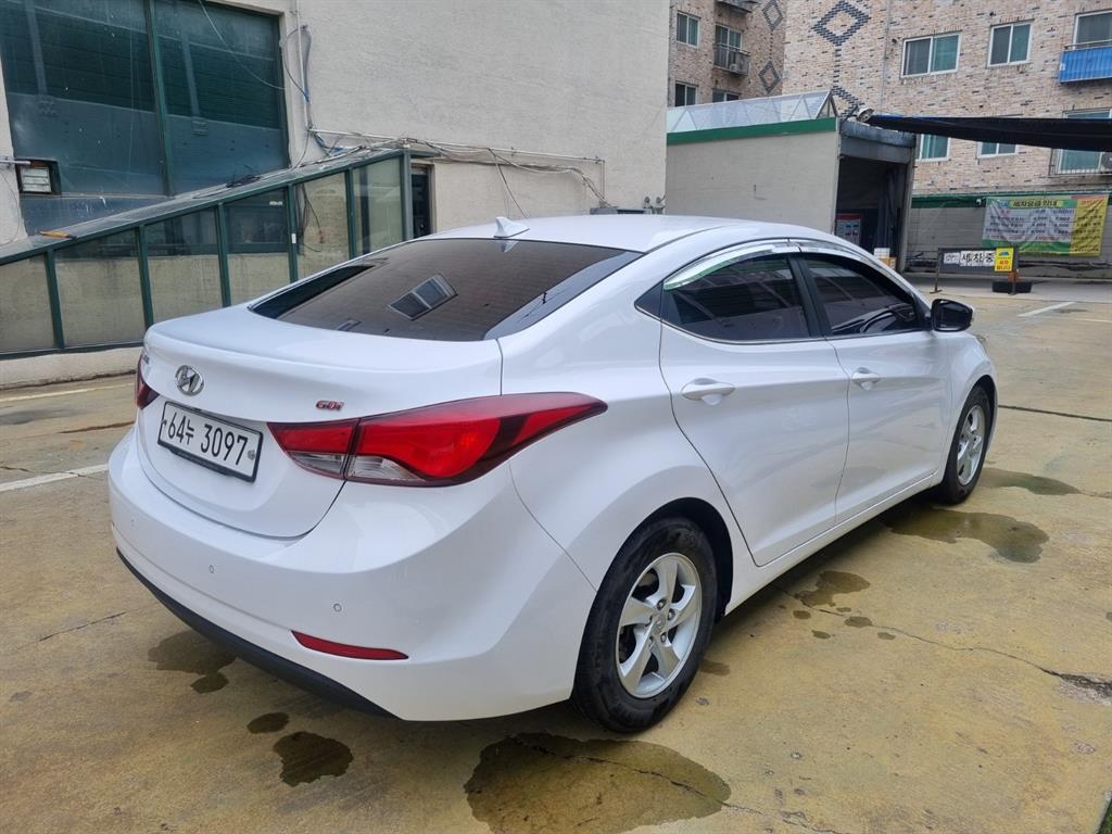 HYUNDAI Avante - Vista 5