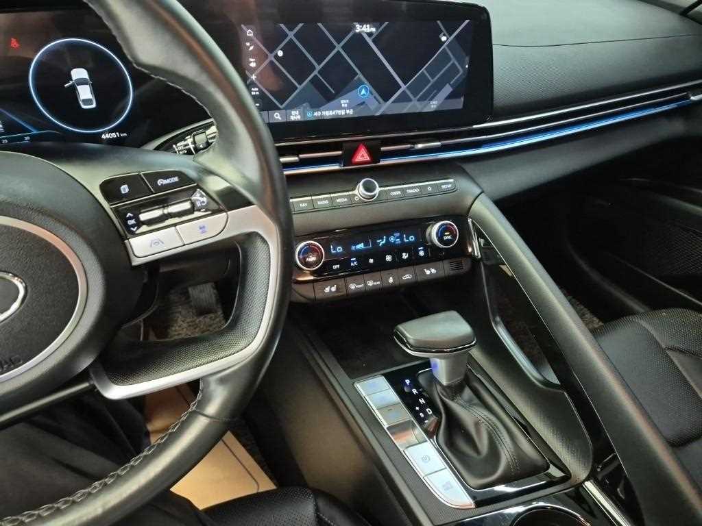 HYUNDAI Avante - Vista 10
