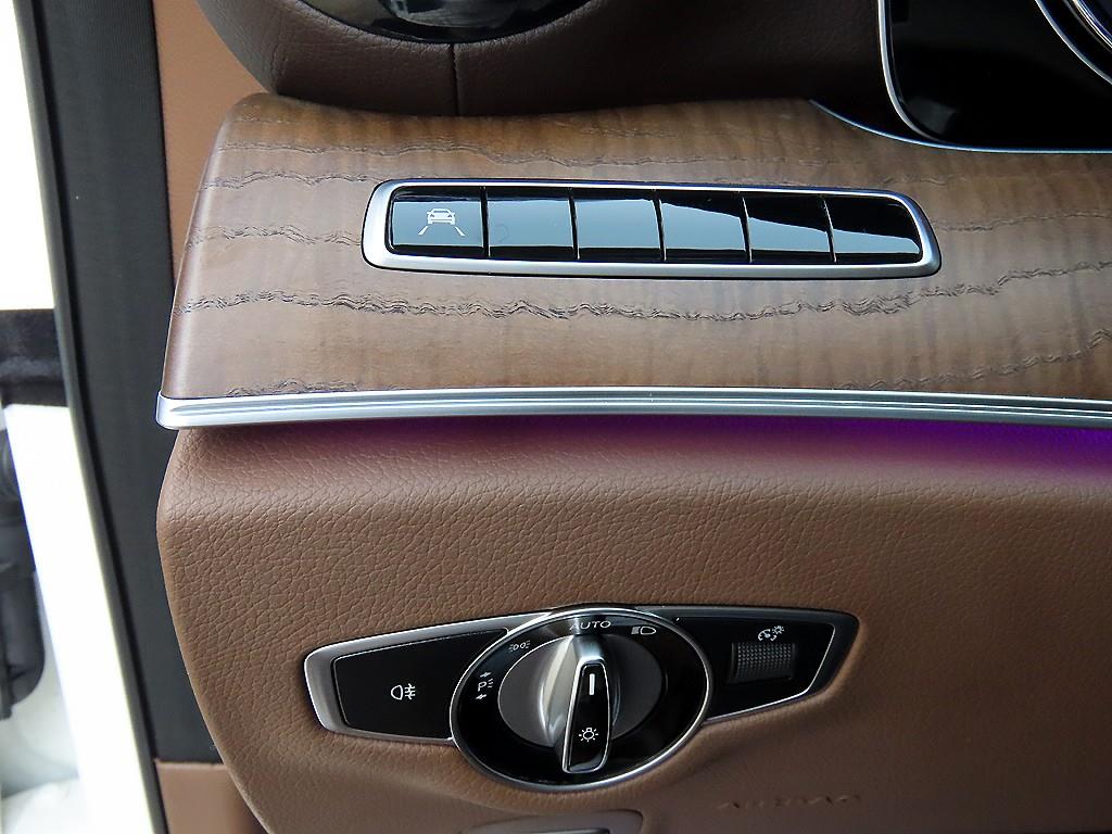 Mercedes Benz E class - Vista 12
