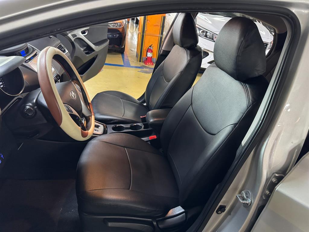 HYUNDAI Avante - Vista 11